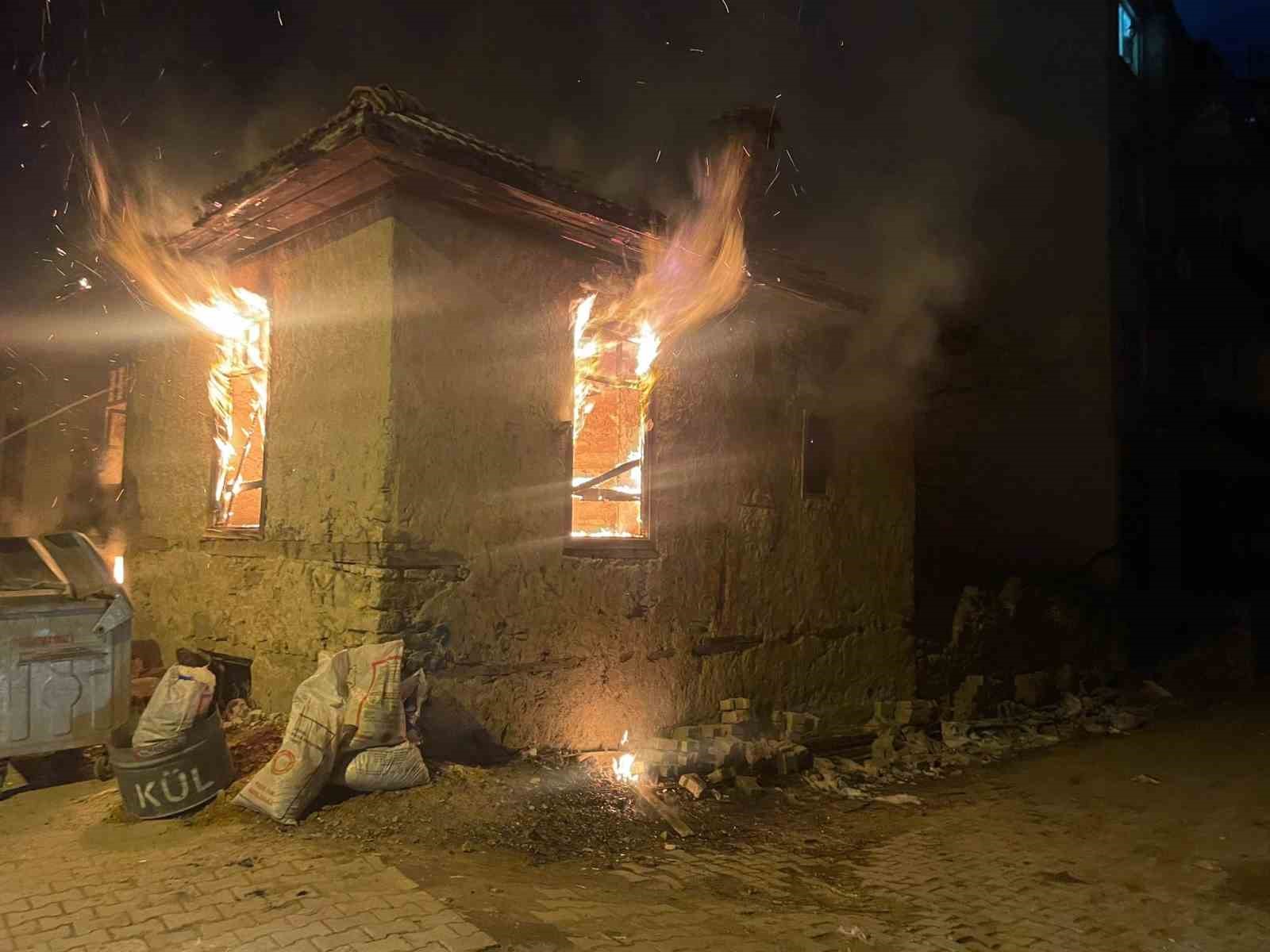 Konya’da metruk binada yangın