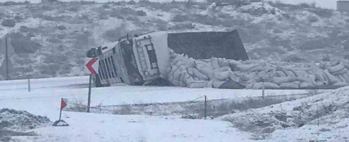 Karlı yolda devrilince yol trafiğe kapandı