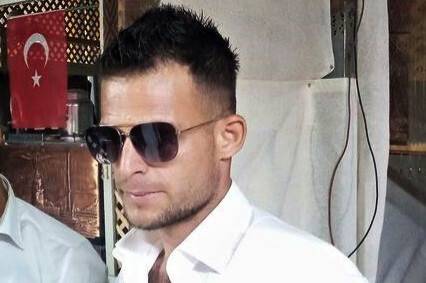 Husumetlileri evinin önünde öldürdü