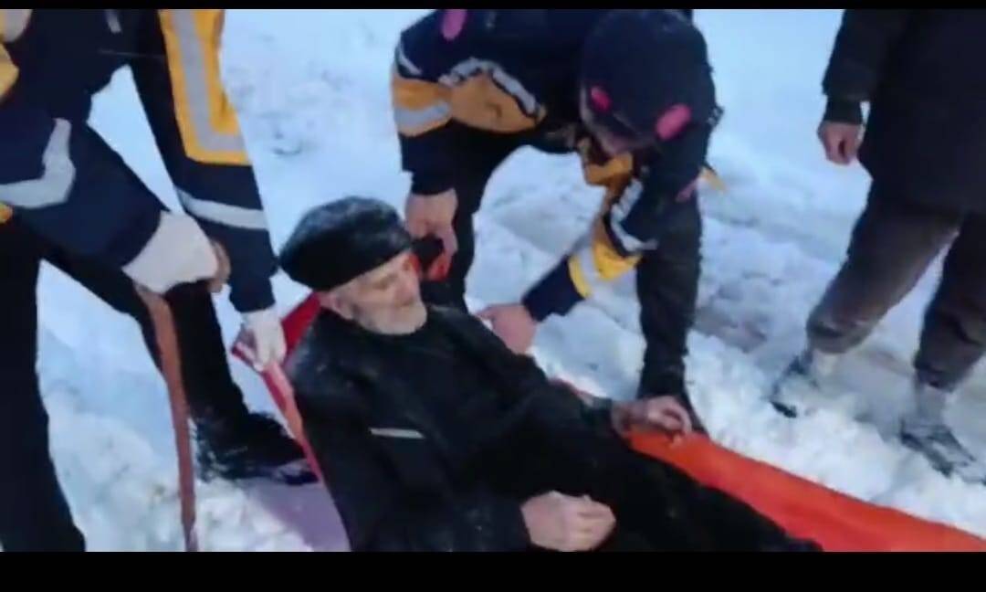90 yaşındaki hasta kızakla ambulansa ulaştırıldı