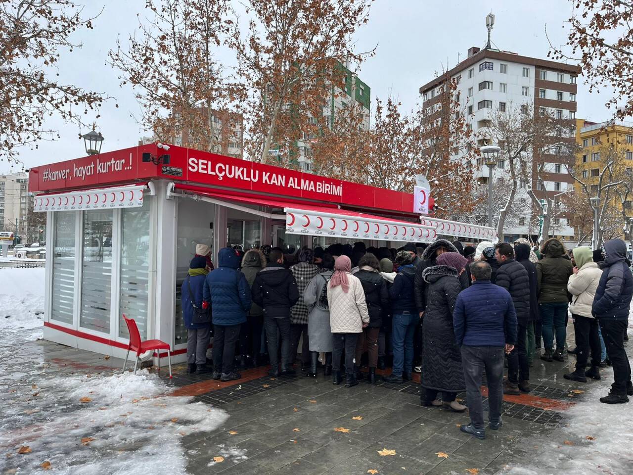 Deprem bölgesi için kan bağışında bulunuluyor