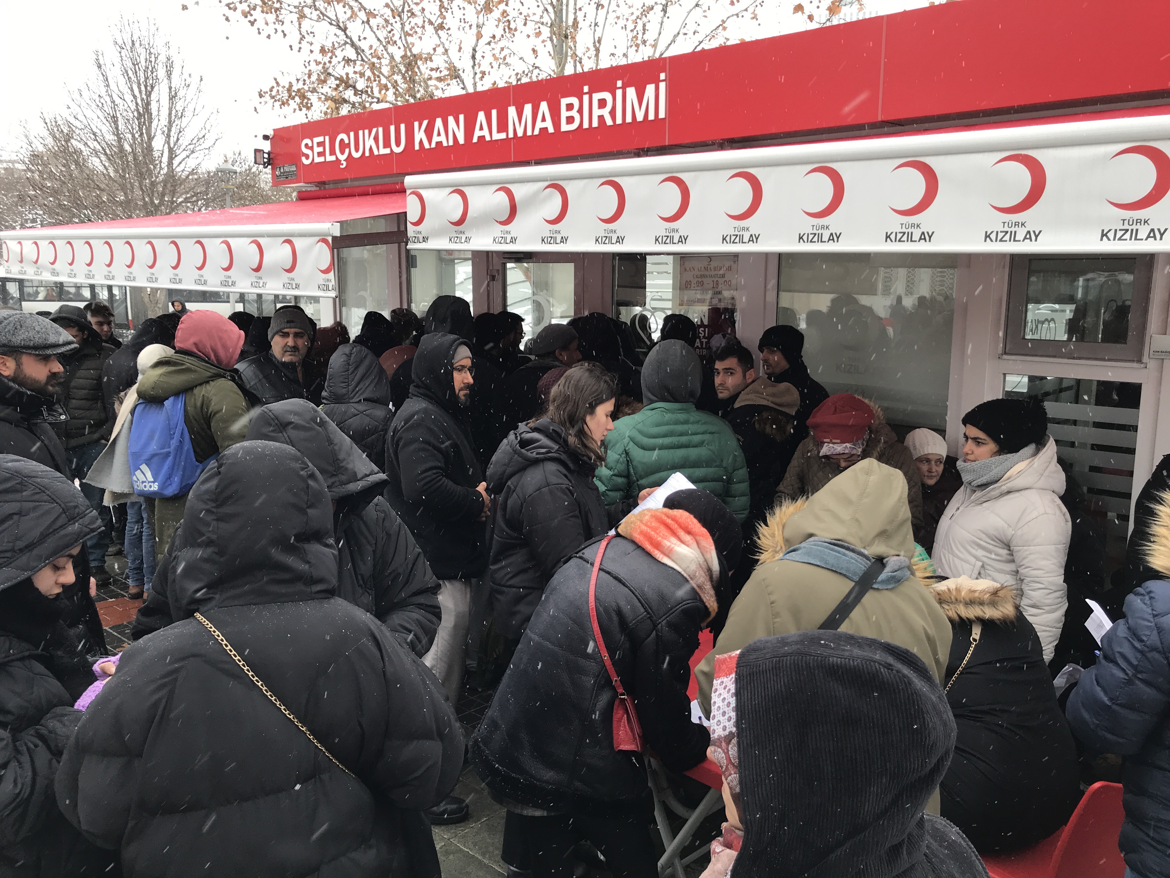 Konya’da  vatandaşlar kan merkezlerine akın etti