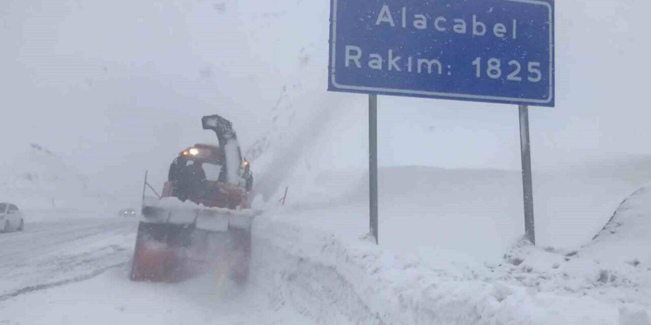 Antalya-Konya karayolunda ulaşım güçlükle sağlanıyor