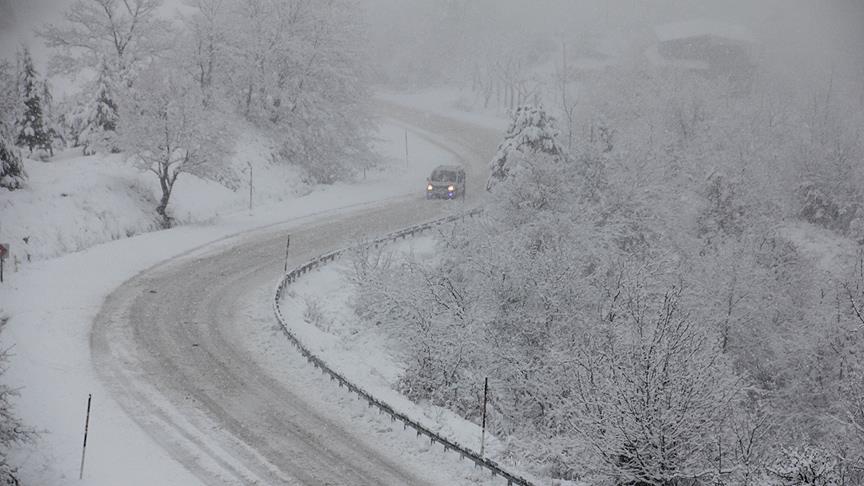 Konya'da kar çevre illere ulaşımı aksatıyor