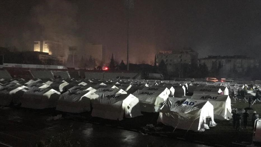 Depremzedeler için yaklaşık 5 bin çadırın kurulumu başladı