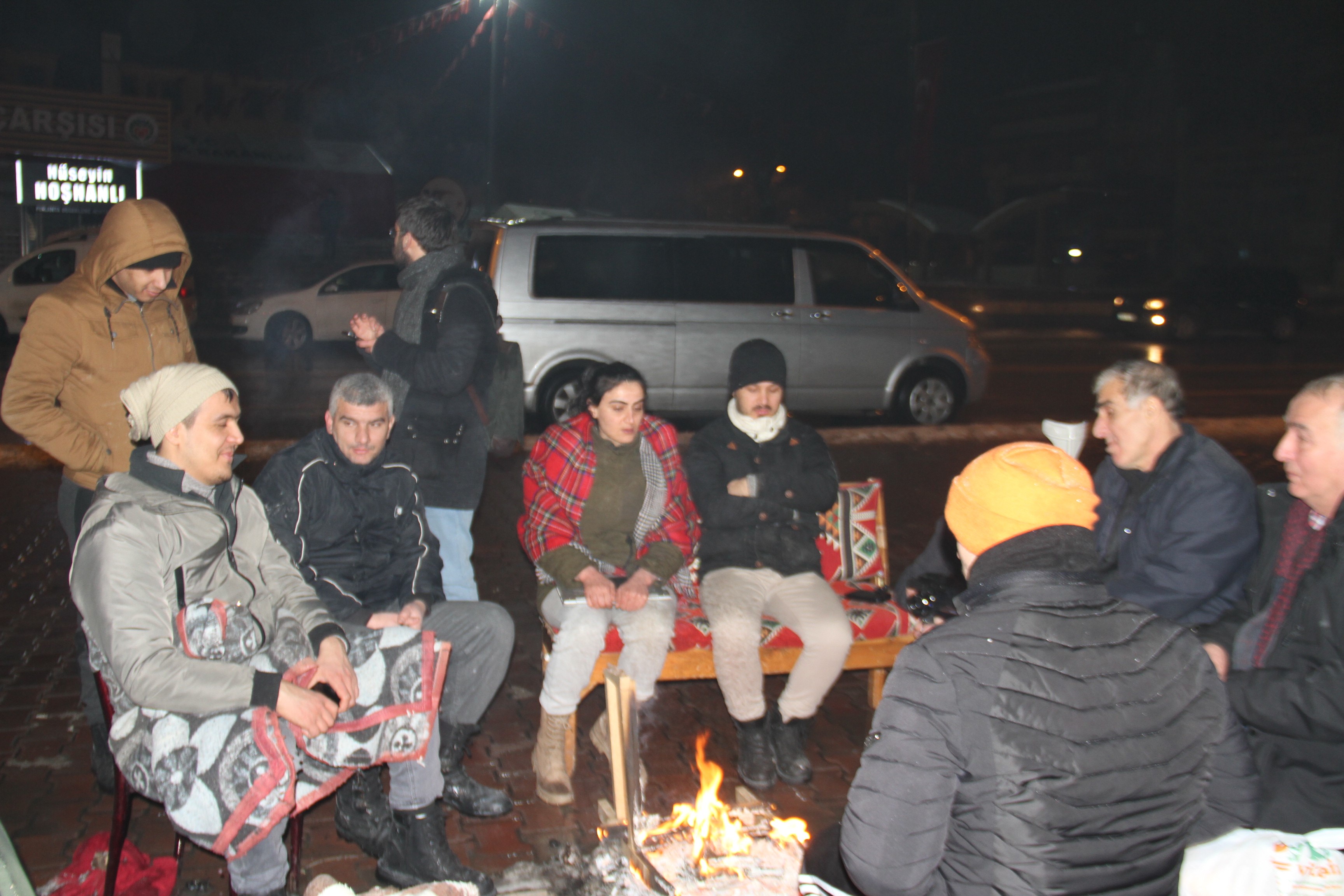 Depremden etkilenen vatandaşlar akşamı dışarıda geçiriyor