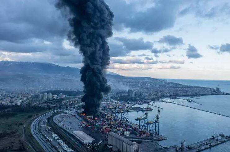 İskenderun Limanı'ndaki yangın iki gündür sürüyor