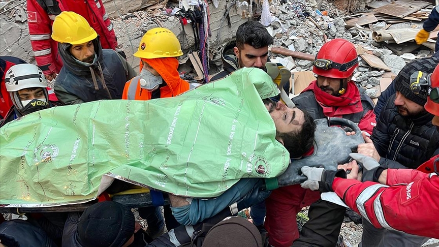 Diyarbakır'da  binanın enkazından 1 kişi kurtarıldı