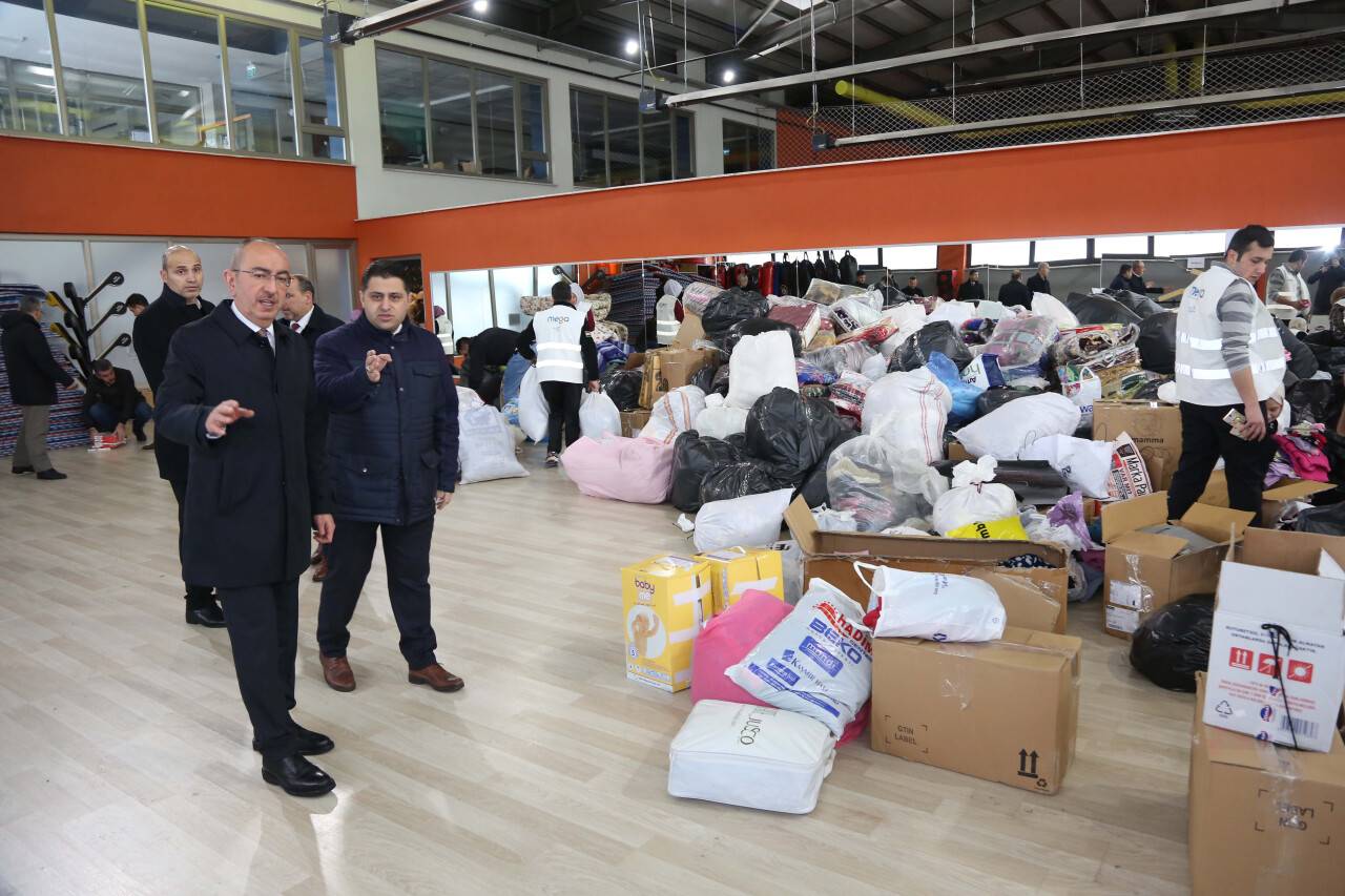 Meram'daki deprem yardımı toplamı alanında vatandaşlar birbirleriyle yarıştı