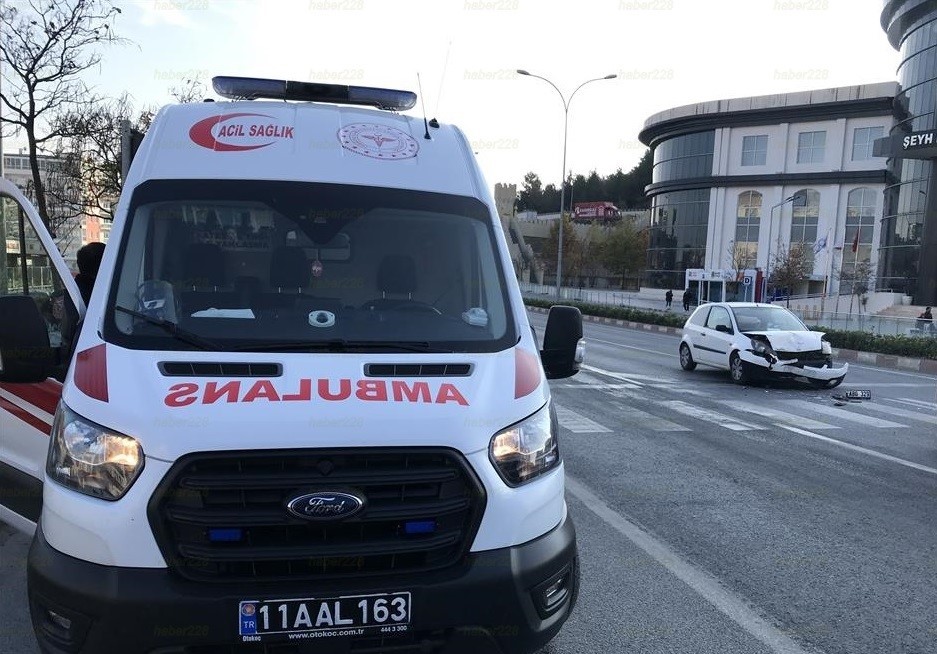Beyşehir'de minibüs tarlaya devrildi