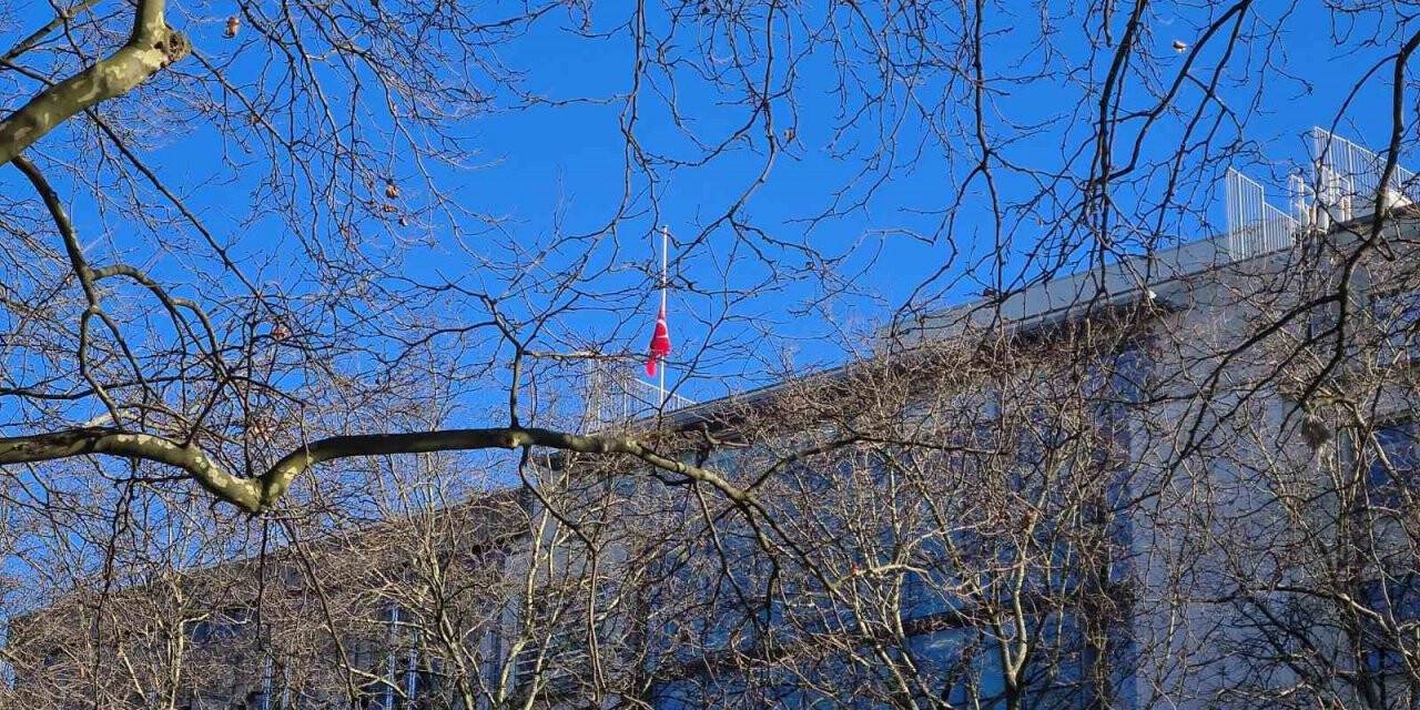 AB’nin kalbinde bayraklar yarıya indirildi