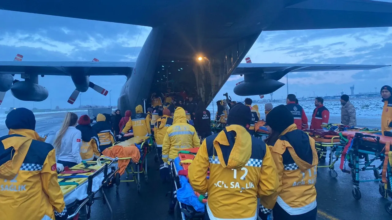 Yaralı depremzedeler uçakla İstanbul'a götürüldü