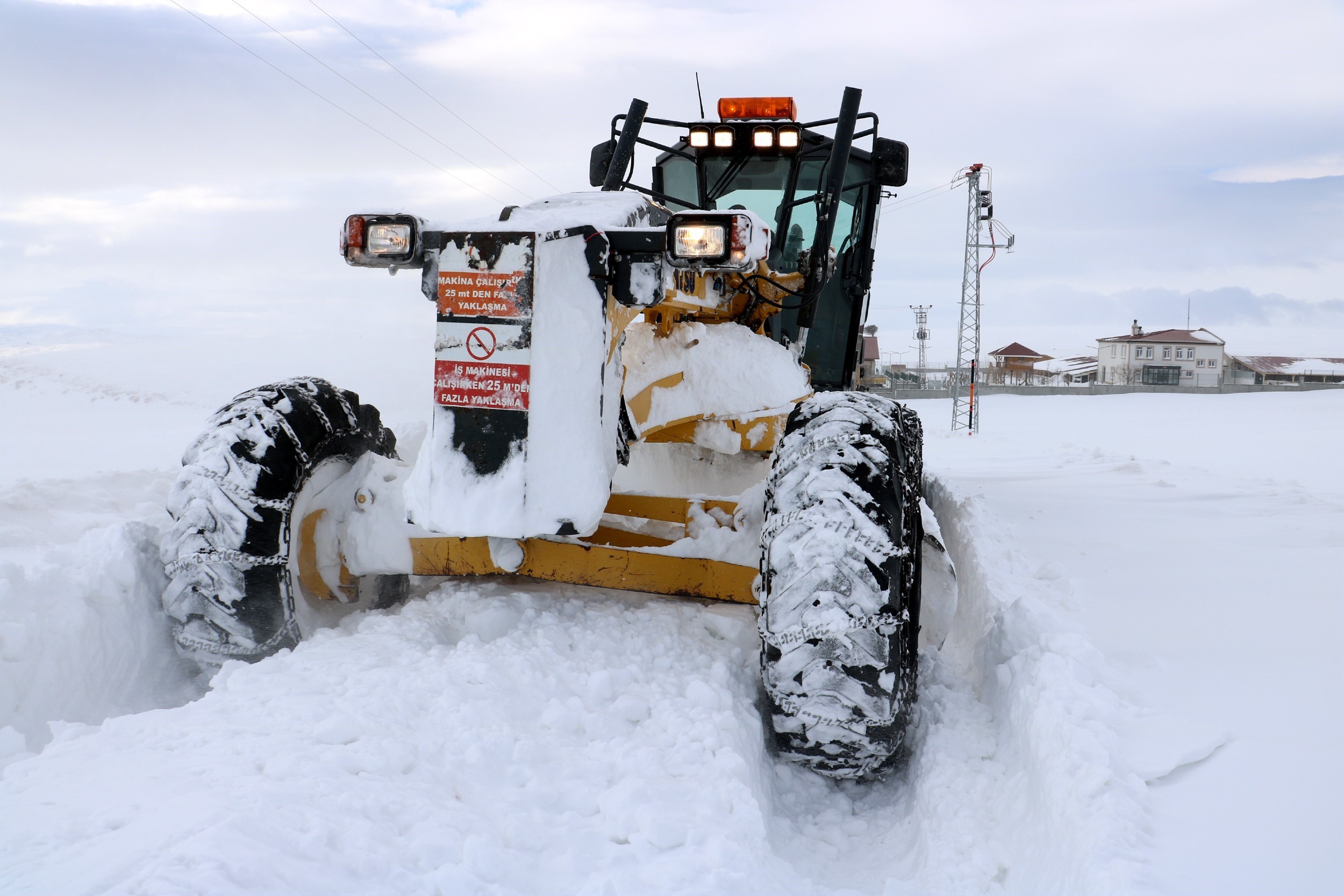 Sivas'ta kar nedeniyle 913 köy yolu ulaşıma kapandı