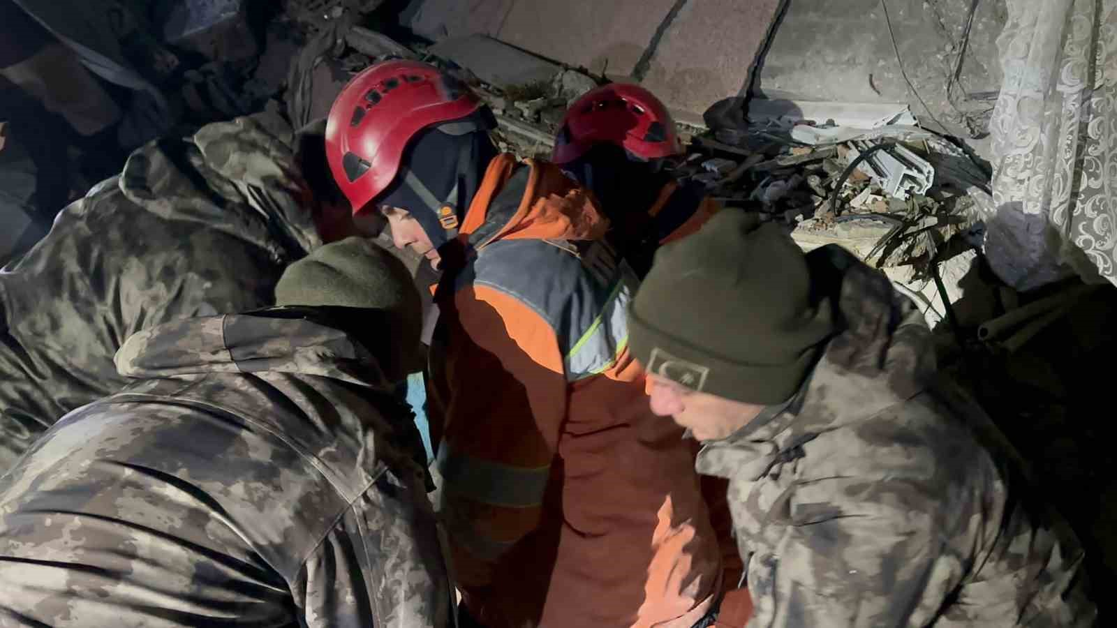 Büyükşehir Belediyesi enkaz altındaki genci 47 saat sonra kurtardı