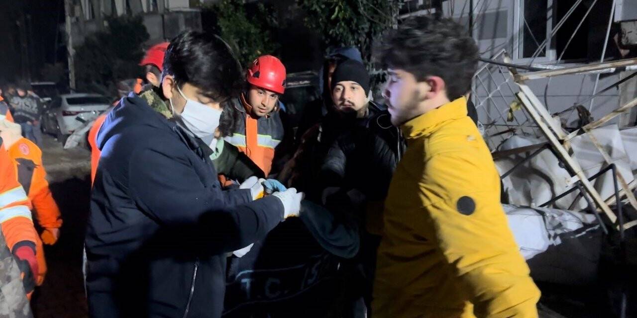 Konya ekibi Hatay'da 47 saat sonra bir genci kurtardı