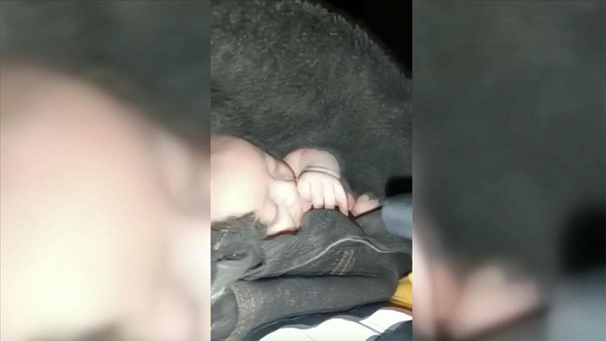 48 saat sonra kurtarılan bebek enkazdan elini emerek çıktı