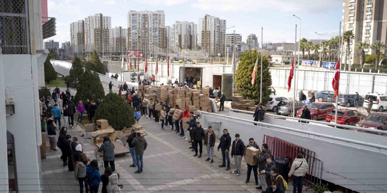 Karşıyaka taraftarından 9 tır malzeme yardımı