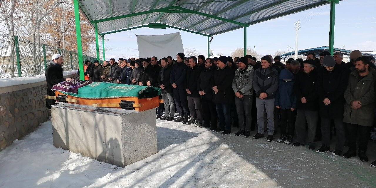 Depremde vefat eden hemşire ve bebeği Konya'da defnedildi