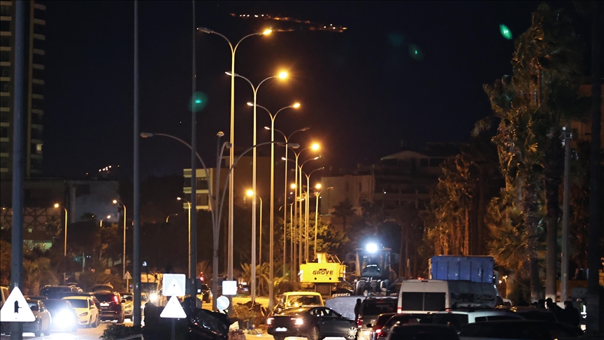 Depremlerin ardından sokak lambalarına elektrik verilmeye başlandı