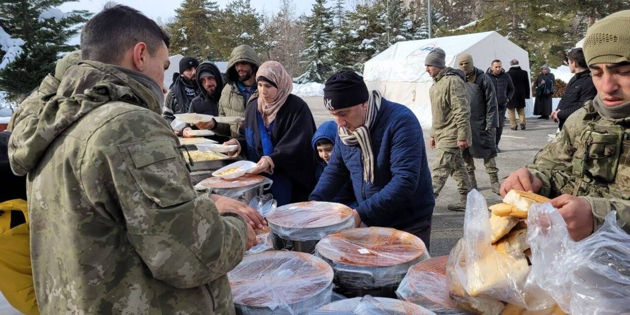 Mehmetçik, deprem bölgesinde 40 bin kişilik sıcak yemek ve 557 bin 600 kumanya dağıttı