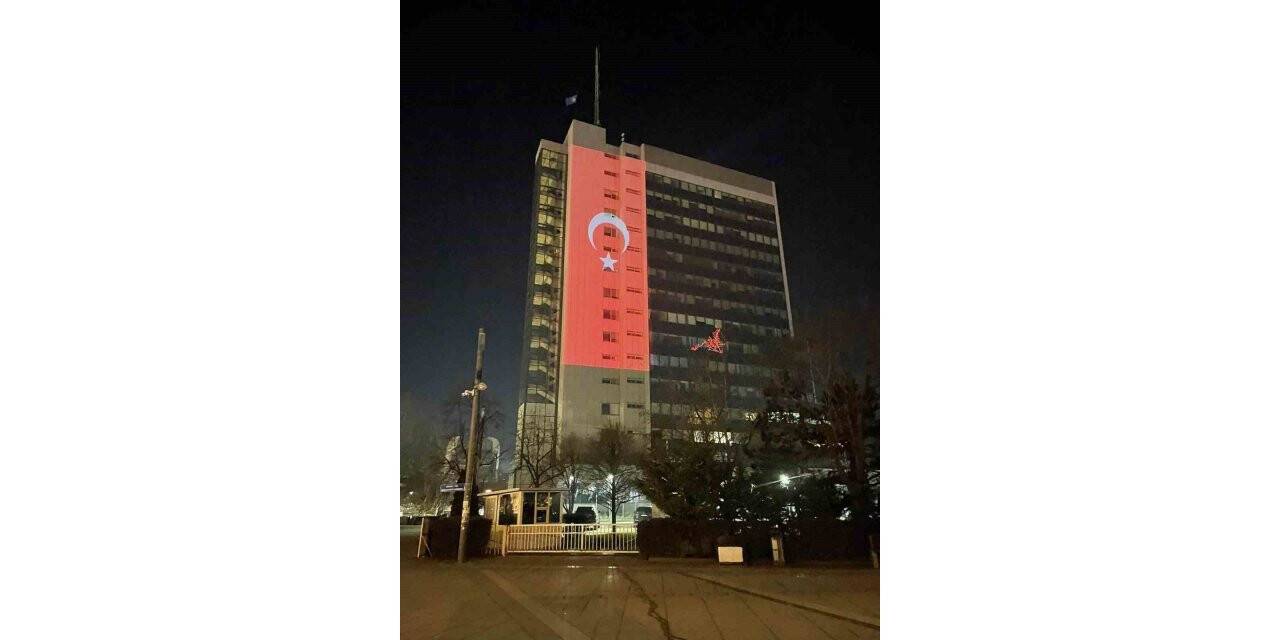 Kosova Başbakanlık binasına Türk bayrağı silueti yansıtıldı
