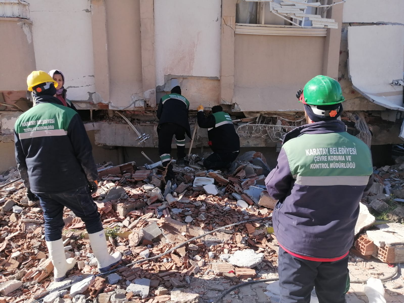 Karatay Belediyesi depremzedelerin yaralarını sarıyor