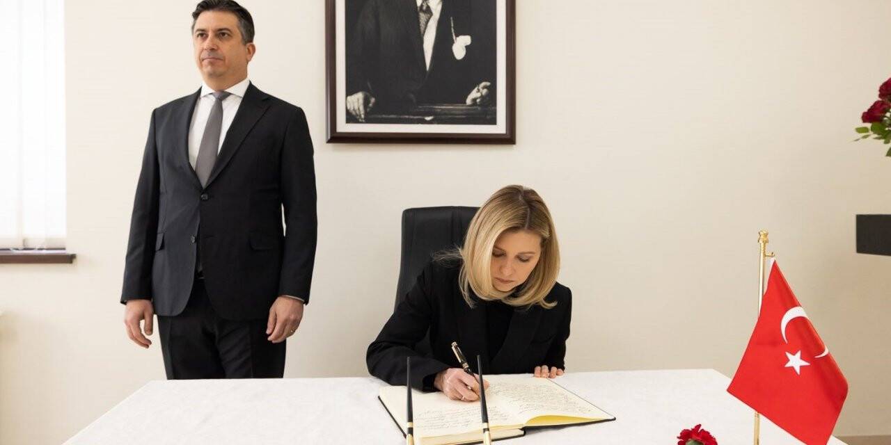 Ukrayna First Lady’si Zelenska, Kiev Büyükelçiliğinde taziye defterini imzaladı