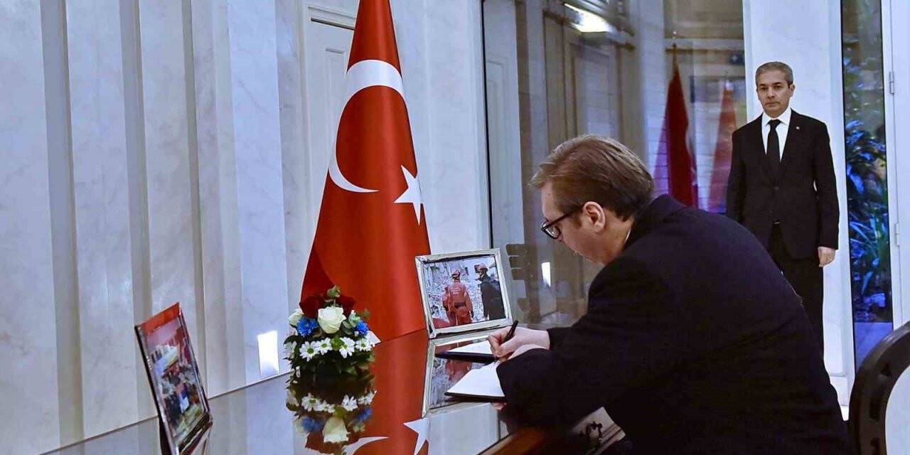 Vucic, Türkiye’deki depremzedeler için taziye defterini imzaladı