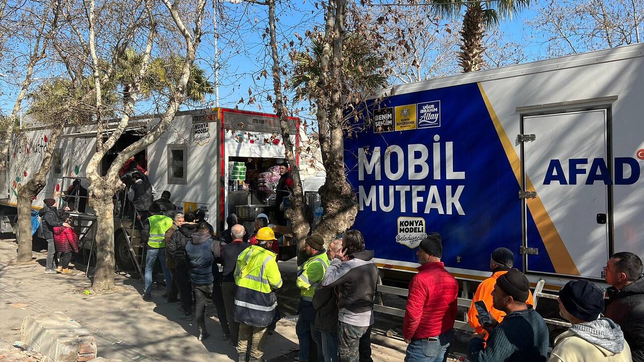 Konya Büyükşehir depremzede için canla başla sahada