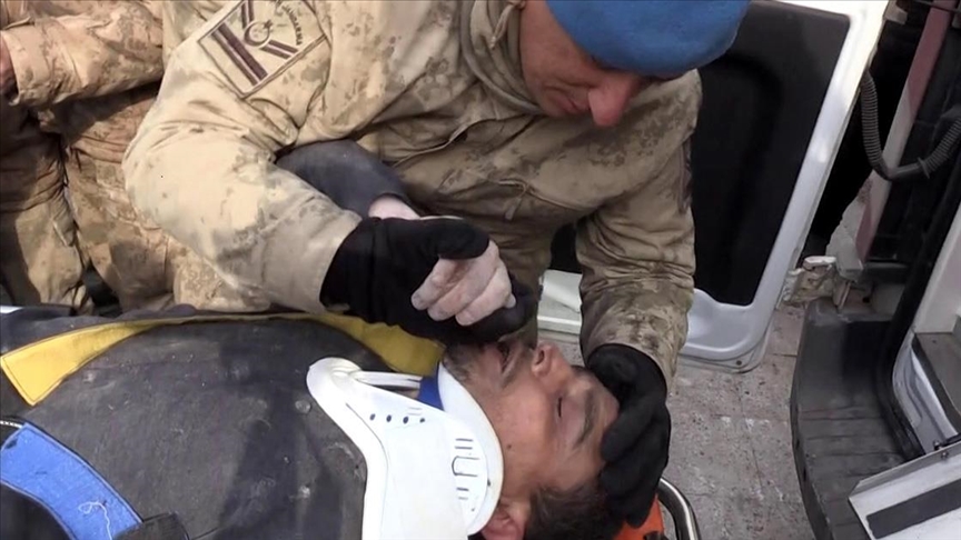 104 saat sonra kurtarılan depremzede askerin elini öptü