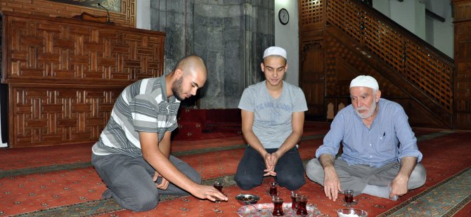 Nefsi arındırmak için dünya ile bağlantılarını kesiyorlar