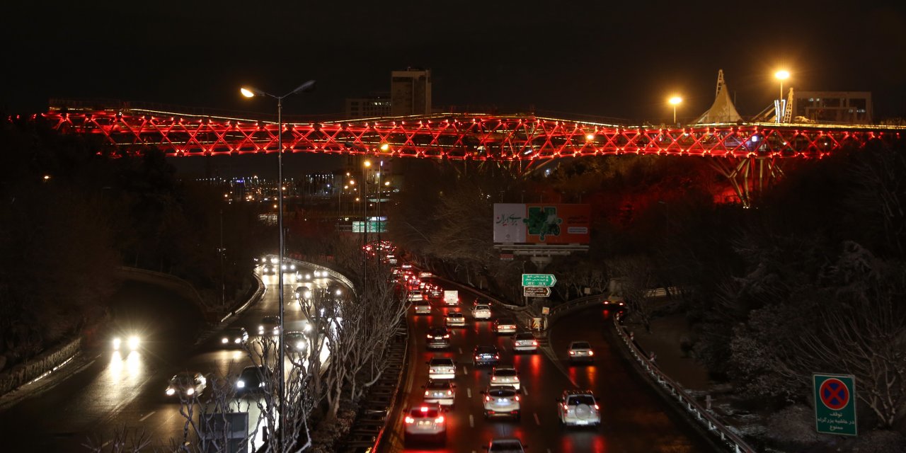 Tahran'daki "Tabiat Köprüsü" Türkiye ile dayanışma için kırmızı ışıklarla aydınlatıldı