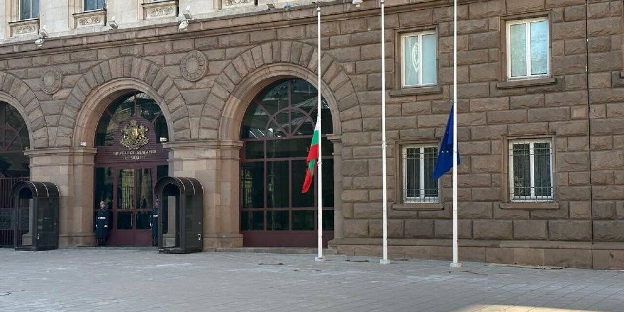 Bulgaristan’da tüm kamu kuruluşlarında bayraklar yarıya indirildi