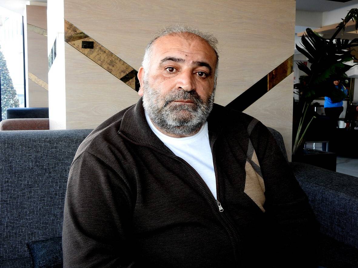 Depremzede "Annem yatalak, ablam diyaliz hastası" diyerek  gözyaşlarını tutamadı