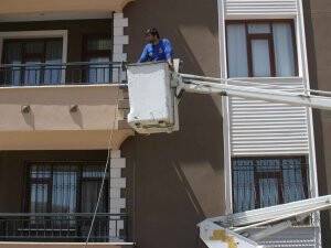 Elektriği kesmeye gitti havada mahsur kaldı