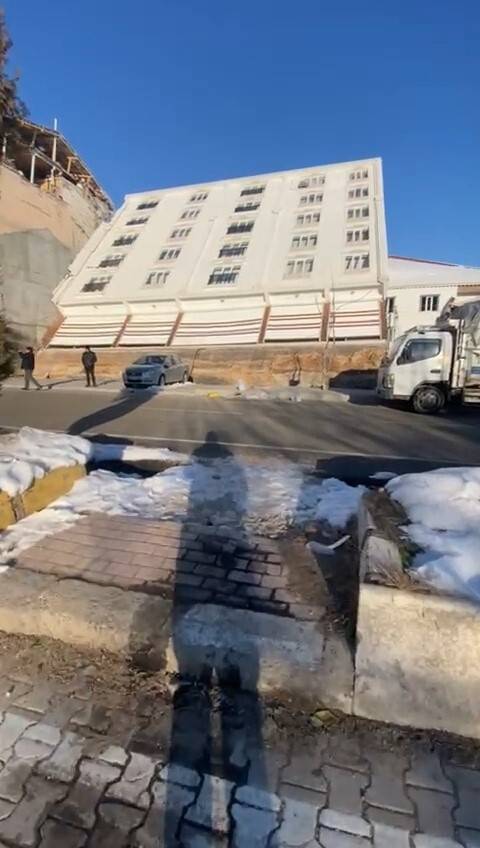 Bir çiziği bile olmadan yan yatan bina