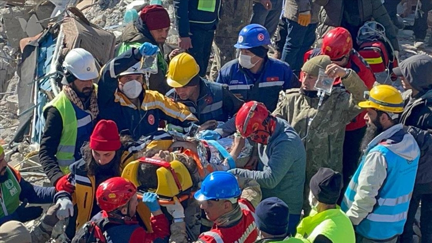 Adıyaman'da, depremden 152 saat sonra 2 kardeş canlı çıkarıldı
