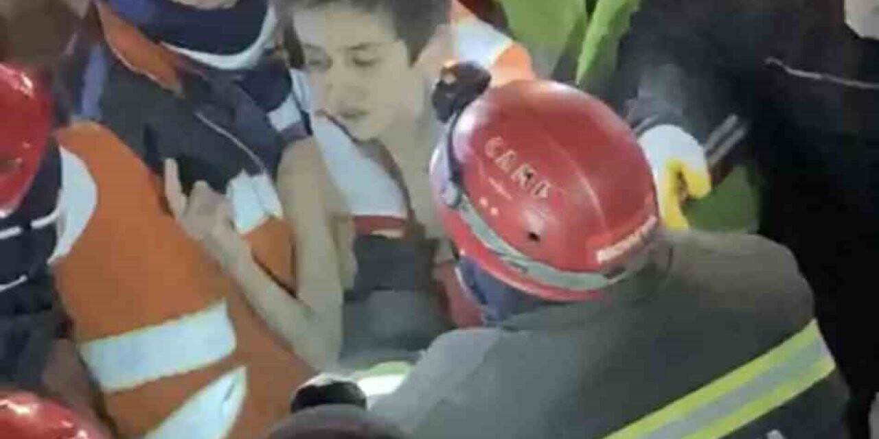 Azmettiler, vazgeçmediler, 163 saat sonra enkazdan çıkardılar