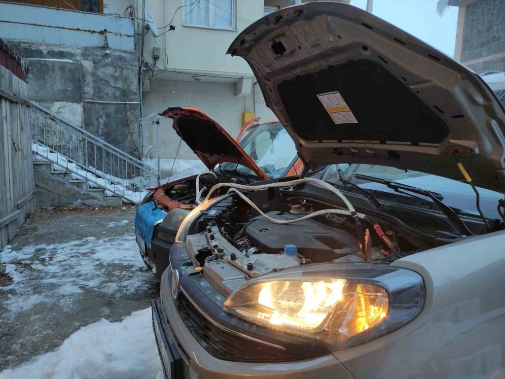 Ardahan'da dondurucu soğuklar nedeniyle araçlar çalışmadı
