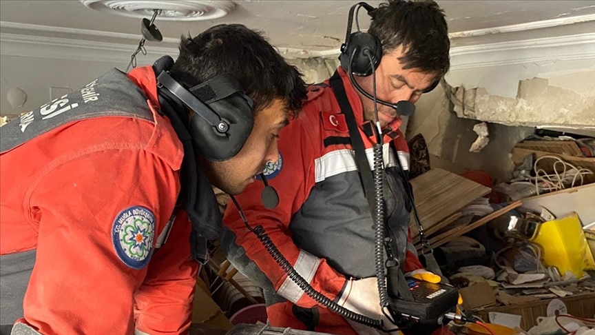 Ekipler 28 kişiyi enkazdan sismik akustik cihaz yardımıyla kurtardı
