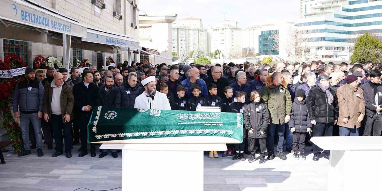 Depremde hayatını kaybeden antrenör Uğur Kurt, son yolculuğuna uğurlandı