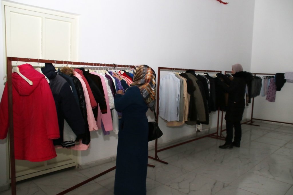 Akşehir’de depremzedeler için ücretsiz giyim mağazası açıldı