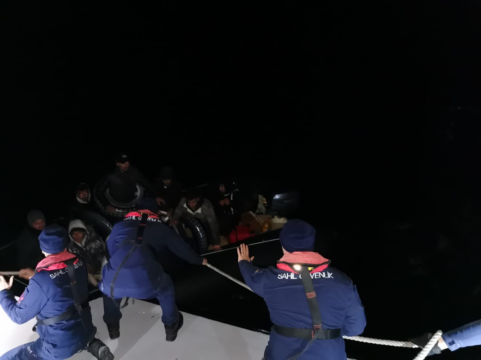 Lastik bottaki 9 düzensiz göçmen kurtarıldı