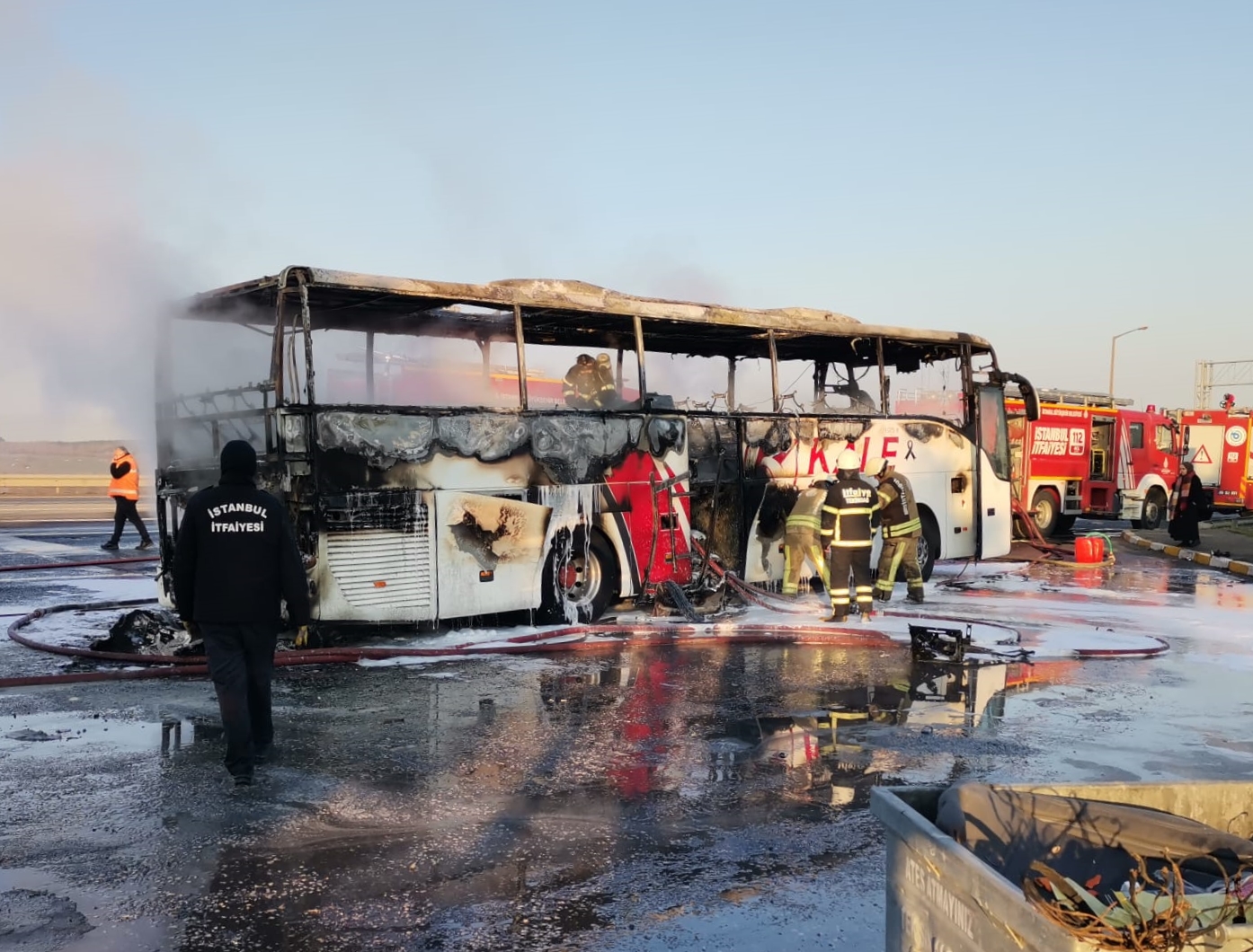 Tekirdağ'da seyir halindeki yolcu otobüsü yandı
