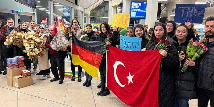 Gurbetçiler Alman kurtarma ekiplerini güllerle karşıladı