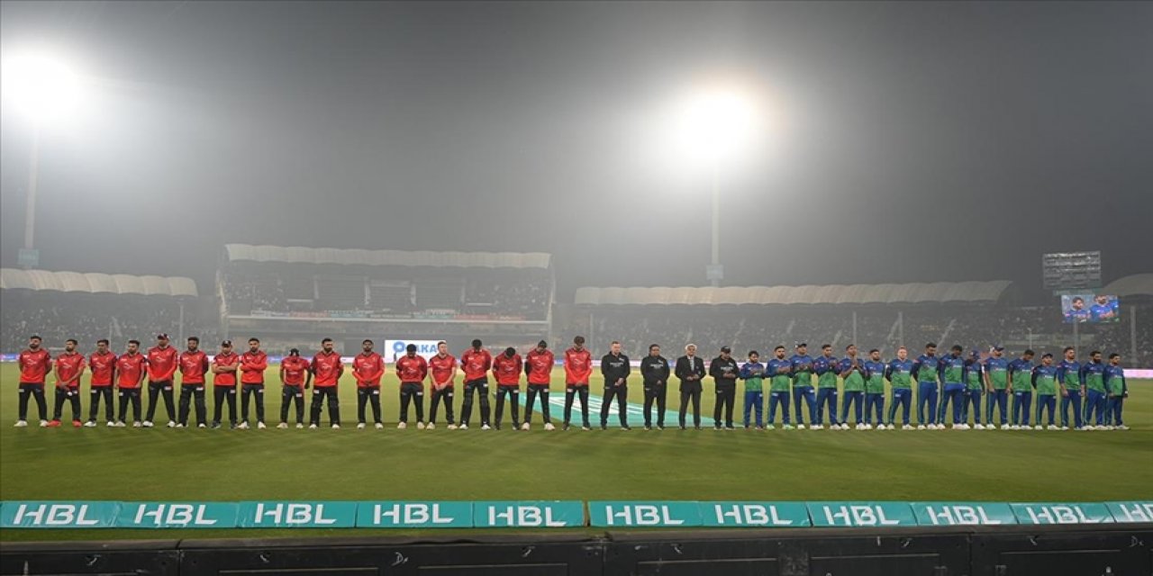 Pakistan'da kriket maçı, depremlerde ölenler için saygı duruşuyla başladı