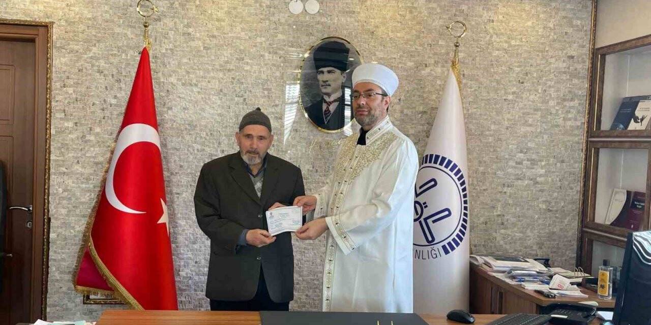 Depremzedelere umre parasını bağışladı