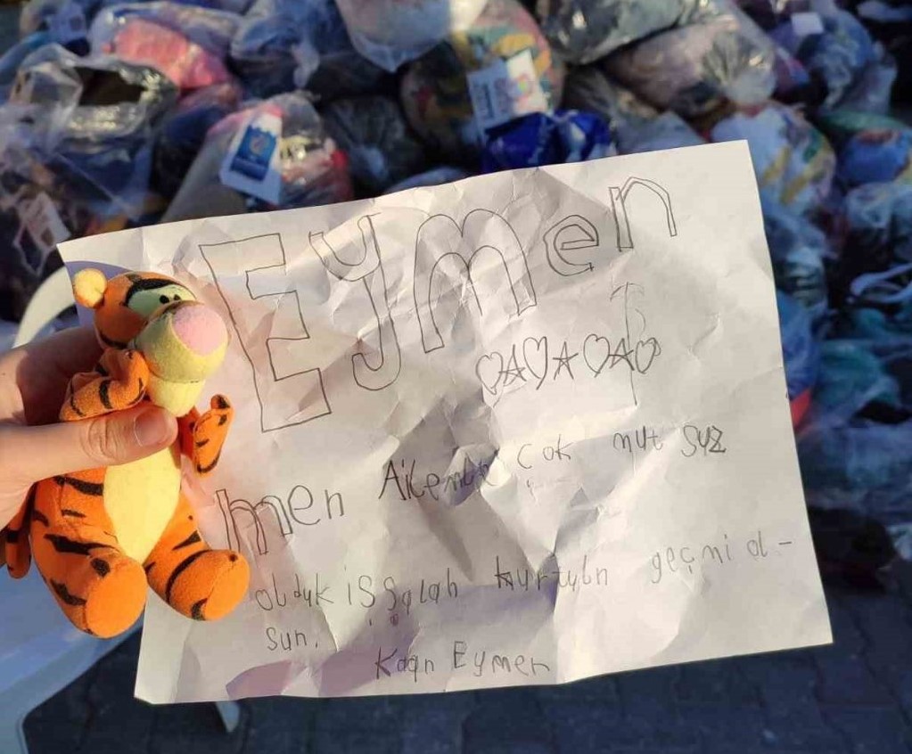 Kuşadası’nda çocuklardan depremzedeler için duygulandıran notlar