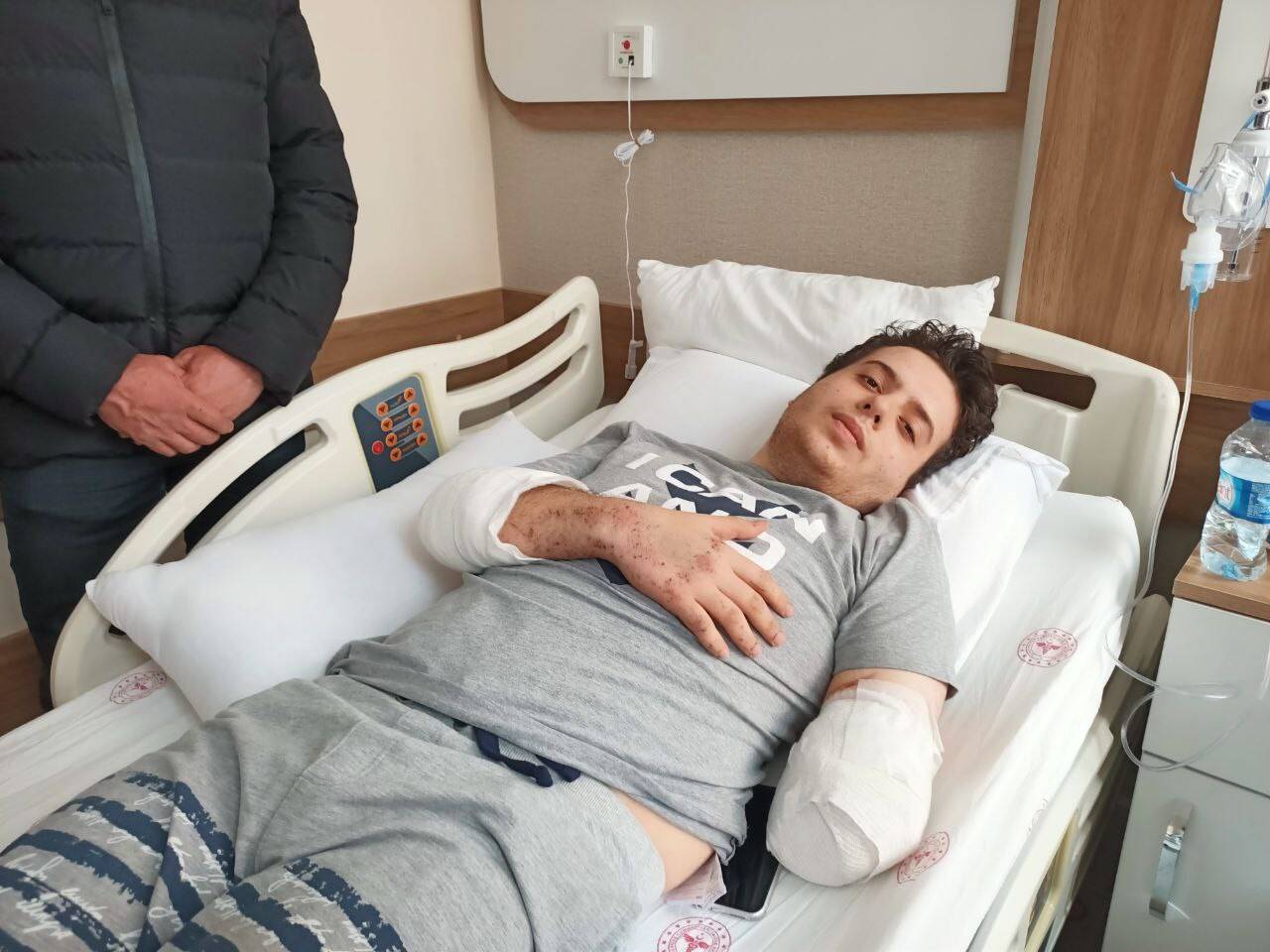 Ailesini ve sol kolunu kaybetti