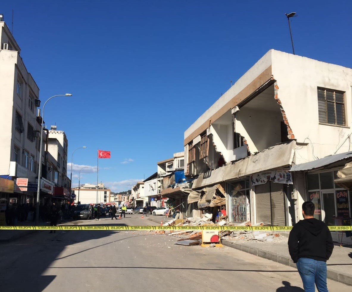 Depremde hasar almıştı çatırtıdan sonra böyle yıkıldı (videolu)